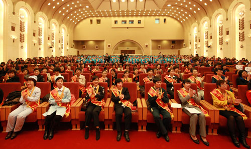 全国先进女职工事迹报告会在京举行