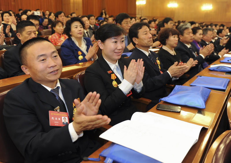 这是与会代表在鼓掌.新华社记者谢环驰摄