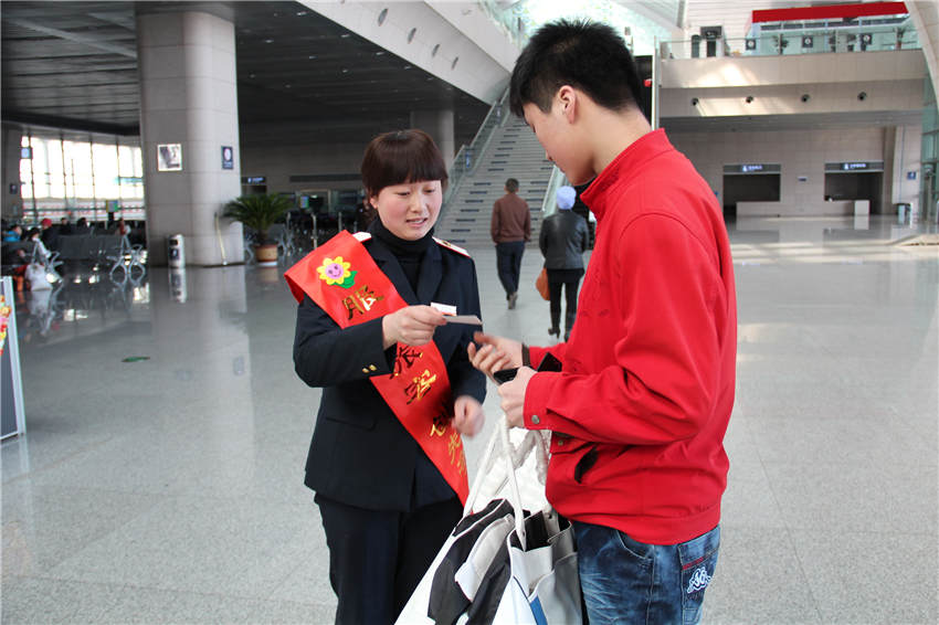 高清:银川站向阳花服务小组成员解答旅客咨询