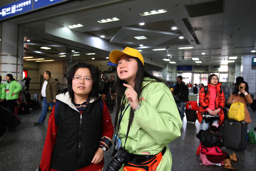 1月16日，志願者在候車大廳為旅客提供咨詢  丁勇 攝 