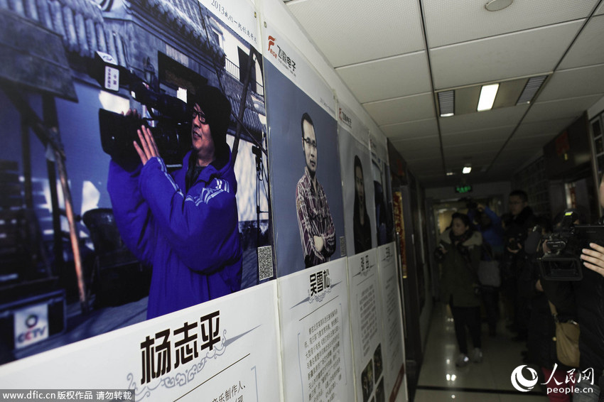 1月23日，因其所在的红菲林影视公司拖欠员工工资等55万余元，民间春晚总导演杨志平多次被法院传唤均不到庭。朝阳法院执行庭法官来到民间春晚办公地点强制执行。但杨在外地，法院工作人员扑空。空空的办公室外，杨志平的工作照。京华时报-东方IC