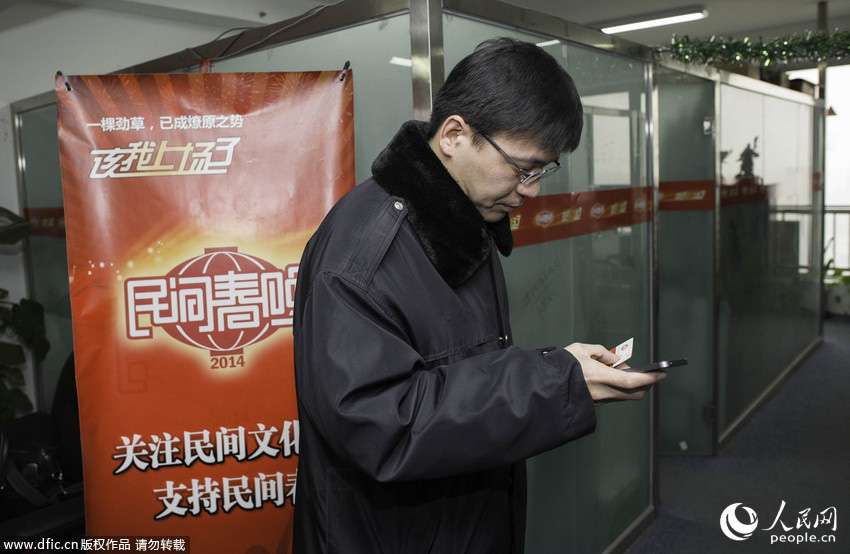 1月23日，因其所在的红菲林影视公司拖欠员工工资等55万余元，民间春晚总导演杨志平多次被法院传唤均不到庭。朝阳法院执行庭法官来到民间春晚办公地点强制执行。但杨在外地，法院工作人员扑空。法官在向杨志平拨电话。京华时报-东方IC