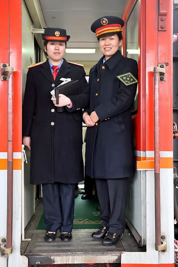 列车要开了，易丹说他们年前二十九出乘，路上要走七天，等他们退乘，已经是大年初五了，这样的行程，已经是六年了，说到这，易丹的眼睛已湿润了。（长沙客运段 徐晖铭摄）