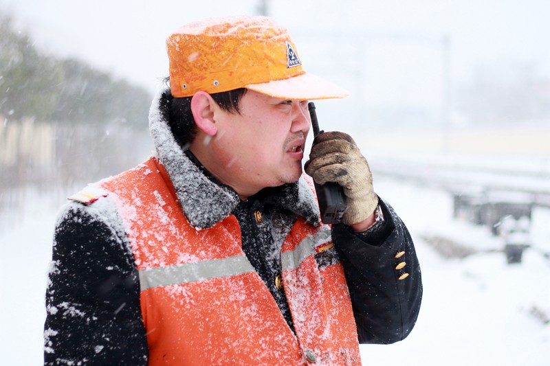 风雪硬汉（开封火车站 张幸 摄于2014年2月6日）