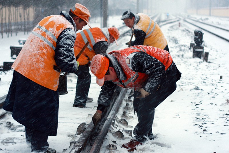 抗冰搏雪（开封火车站 张幸 摄于2014年2月6日）