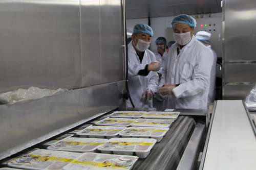 济铁高铁餐饮投产一周年 许振超视察食品安全