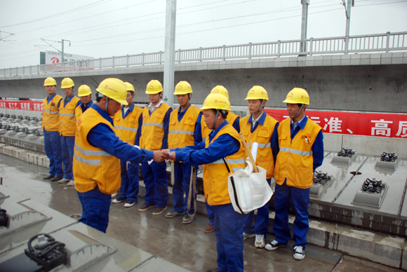 巨晓林在京沪高铁施工工地开工前接受作业表