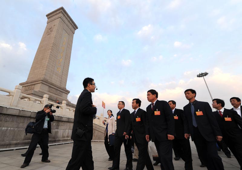 4月28日,全国劳模在北京天安门广场瞻仰人民英雄纪念碑.