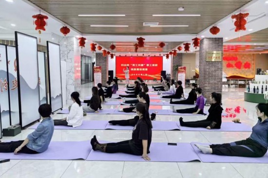 新葡萄娱乐网址“白天追光晚上逐梦”职工夜校解锁美好生活(图1)