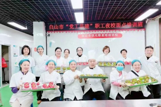 新葡萄娱乐网址“白天追光晚上逐梦”职工夜校解锁美好生活(图2)